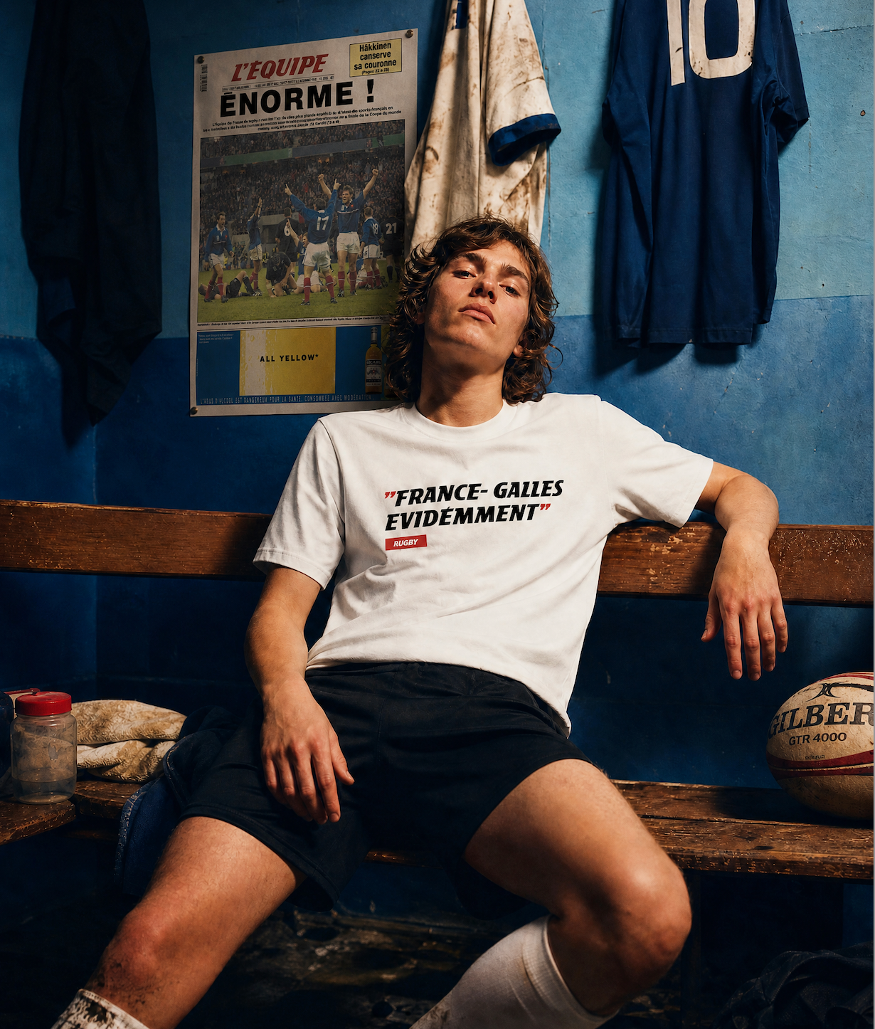 Femme portant un t-shirt blanc en coton Foot Dimanche avec l'inscription Maroc and Roll sur la poitrine Image