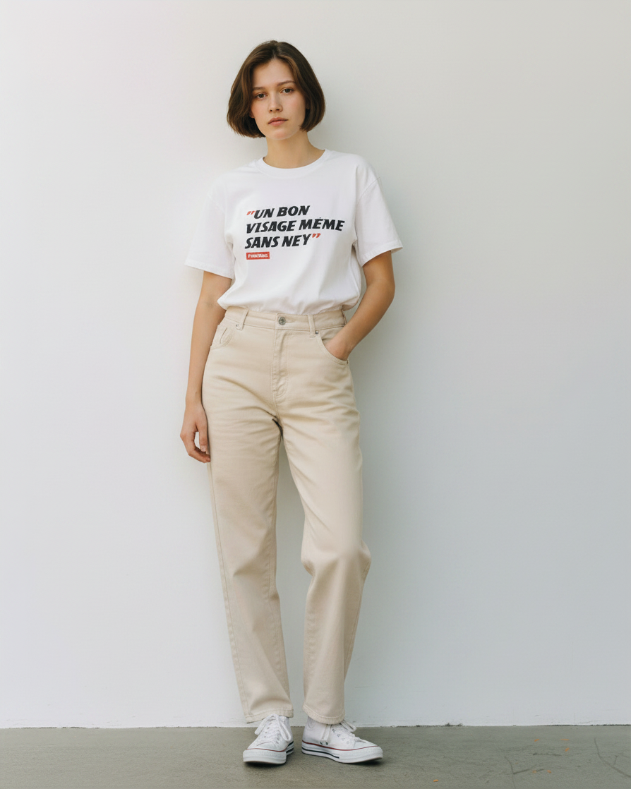 Femme portant un t-shirt blanc en coton Foot Dimanche avec un slogan graphique noir et rouge sur la poitrine